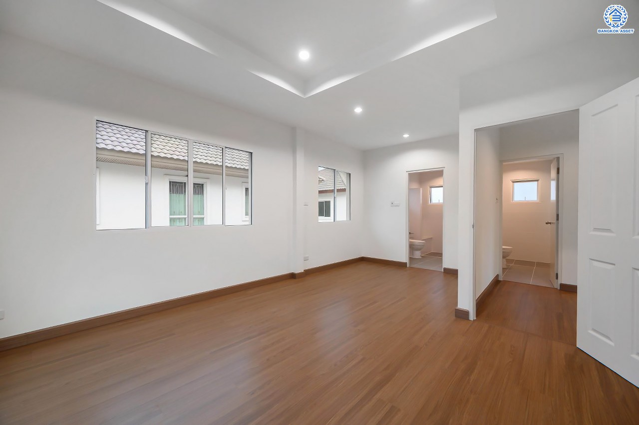 บ้านมือสองตกแต่งใหม่ โครงการ ชวนชื่นโมดัส แจ้งวัฒนะ เนื้อที่ 51.6 ตร.ว. ฟังก์ชัน 3 ห้องนอน 3 ห้องน้ำ จอดรถได้ 2 คัน รองรับทุกการอยู่อาศัย บนทำเลเดินทางเข้า-ออกเมืองสะดวก เชื่อมต่อถนนเลี่ยงเมืองปากเกร็ด, ถนนแจ้งวัฒนะ, ถนนติวานนท์ ใกล้รถไฟฟ้าสายสีชมพู "สถานีเลี่ยงเมืองปากเกร็ด" ทางด่วน "แจ้งวัฒนะ" และเซ็นทรัล แจ้งวัฒนะ